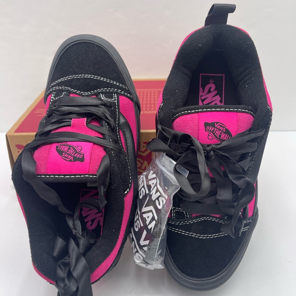 Vans Knu Stack
Vintage Satin Black/Pink
VN000CP6B9P Platform Sneakers - Picture 7 of 16